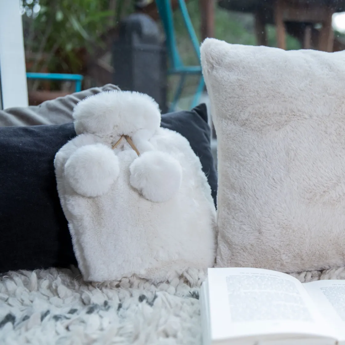 La Chaise Longue Cocoon-BOUILLOTTE POMPONS FAUSSE FOURRURE