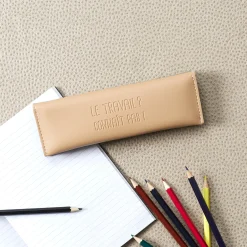 La Chaise Longue Loisirs & Entretien-TROUSSE A CRAYONS LE TRAVAIL, CONNAIT PAS